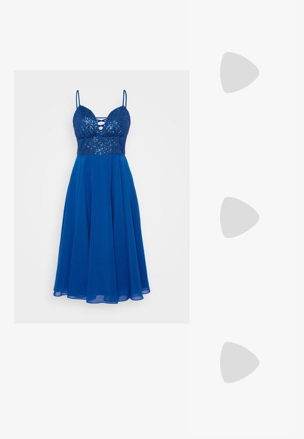 Μπλε φόρεμα με πλισέ bodice, χαμηλή λαιμόκοψη και λεπτές τιράντες. Ροή φούστας από ελαφρύ υλικό, προσφέροντας μια απαλή υφή.; Λευκή γόβα slingback με μυτερή μύτη, λείο υλικό επάνω, χαμηλό τετράγωνο τακούνι και σχέδιο με κοπή στο πλάι με ρυθμιζόμενο λουρί κουμπώματος.; Στρογγυλά γυαλιά ηλίου με σκούρους φακούς και χρυσά σκελετό. Το μοντέλο φοράει ένα ανοιχτό μπλε, ριχτό cardigan με κουμπιά και αντίθετους λευκούς μανίκες.; Πορτοφόλι Michael Kors σε μπεζ επεξεργασμένο καμβά με επαναλαμβανόμενο μοτίβο λογοτύπου MK, χρυσές λεπτομέρειες και αποσπώμενη αλυσίδα.