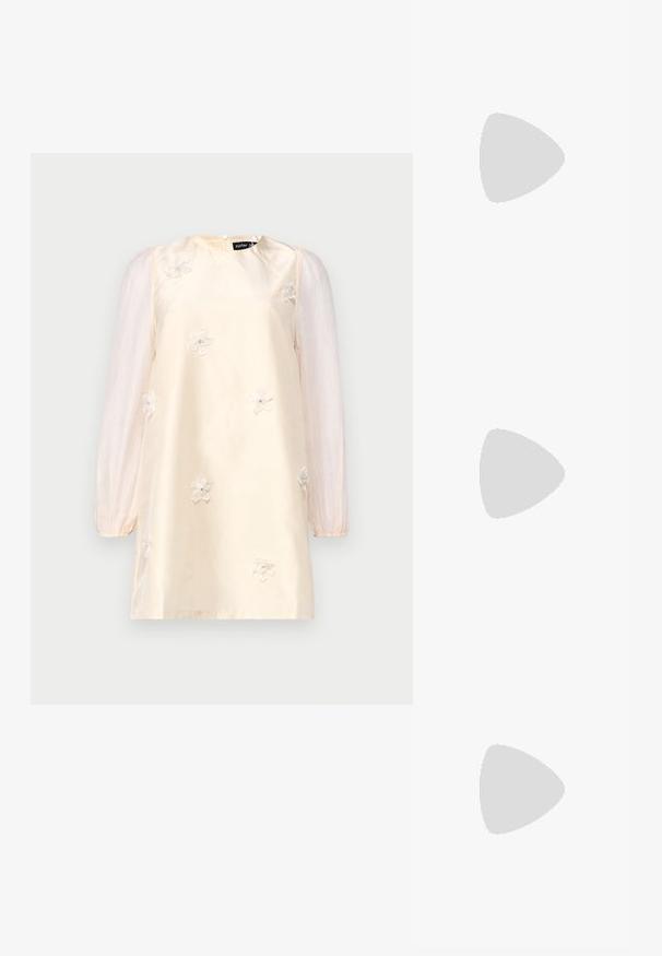 Sister Jane WHISPER MINI DRESS - Koktélruha / Partiruha - ivory; Barna bőr cowboy csizmák hegyes orral és blokk sarkal, részletes varrással és kiemelkedő díszítésekkel a szárán.; Cica szemüveg fekete és narancssárga teknőc pánttal, barna lencsékkel és sima, hegyes végekkel. A templomán egy minimalista logó található.; Kis krémszínű táska texturált felülettel, hosszú, állítható pánttal, láncos díszítéssel és fedéllel záródik. Aranyszínű fém részletek.