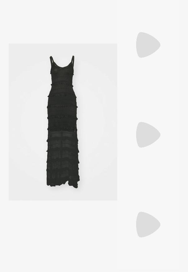 sandro ROBE BRETELLE VOLANTS - Maksimekko - noir; Musta patent slingback-kiilakorko teräväkärkisellä muotoilulla, jossa on teksturoitu käärmeennahkakuosi, säädettävä remmi ja lyhyt, teksturoitu blokkiheel.; Musta nahkainen olkalaukku, jossa on kaksi etutaskua, kultaiset soljet, vetoketjukiinnitys ja kapea hihna. Teksturoidun pinnan ja kompaktin suorakaiteen muoto.; Korvakorut kultasävytteistä metallista, joissa on kaareva, pitkänomainen muoto. Ominaisuuksiin kuuluu sileä, kiiltävä pinta ja pyöreä kärki lisäyksinä.