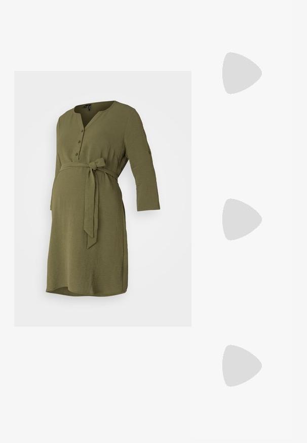 Olive green maternity dress, polven pituus, pitkät hihat, napitettu etuosa, vyötärölle sidottu, valmistettu pehmeästä tekstuurista.; Mustat hihnalligat, joissa on neliön muotoinen kärki ja matala lohkokorko. Ominaisuuksiin kuuluu useita ohuita hihnoja ja säädettävä nilkkahihna. Valmistettu sileästä nahasta.; Musta nahkainen olkalaukku, jossa on sileä pinta, suorakulmainen muoto ja metalliketju yksityiskohtana edessä. Mukana säädettävä hihna.; Hopeakoru drop -korvakorut, joissa on neliömuotoinen nappi, sileällä, kiillotetulla pinnalla ja pisaran muotoisella designilla, heijastavat valoa kiiltävän pinnan kautta.