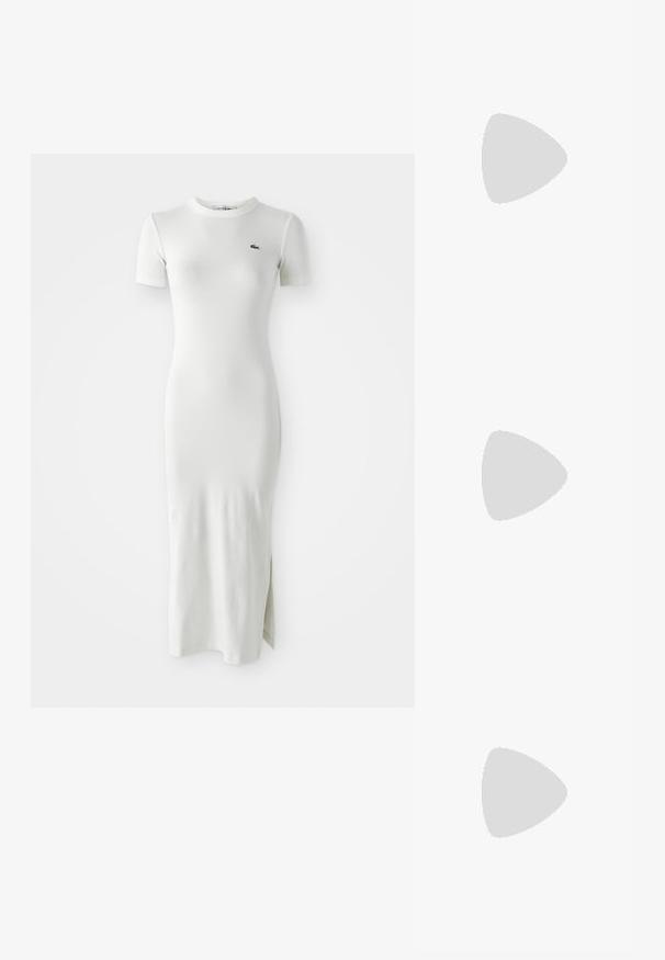 Valkoinen ribattu midi-mekko lyhyillä hihoilla, pyöreällä kaula-aukolla ja sivurei'ällä. Rinnassa pieni vihreä logo. Tasainen, tiukka rakenne.; Beige sandaalit, joissa on loiva korko, ohuet hihnat ja neliönmallinen varvasosa. Sileä materiaali, jossa on minimaalista yksityiskohtaa, suunniteltu helppokäyttöiseksi.; Musta käsilaukku, jossa on kaksinkertaiset lyhyet kahvat ja irrotettava olkahihna. Silkkinen nahkatunneinen materiaali, jossa on vetoketjukiinnitys ja logoyksityiskohta.; Kolme metallirengasta: yksi ruusukultainen, yksi kultainen teksturoiduilla yksityiskohdilla ja yksi hopeinen, kaikki kaiverretulla brändäyksellä sisäpuolella.