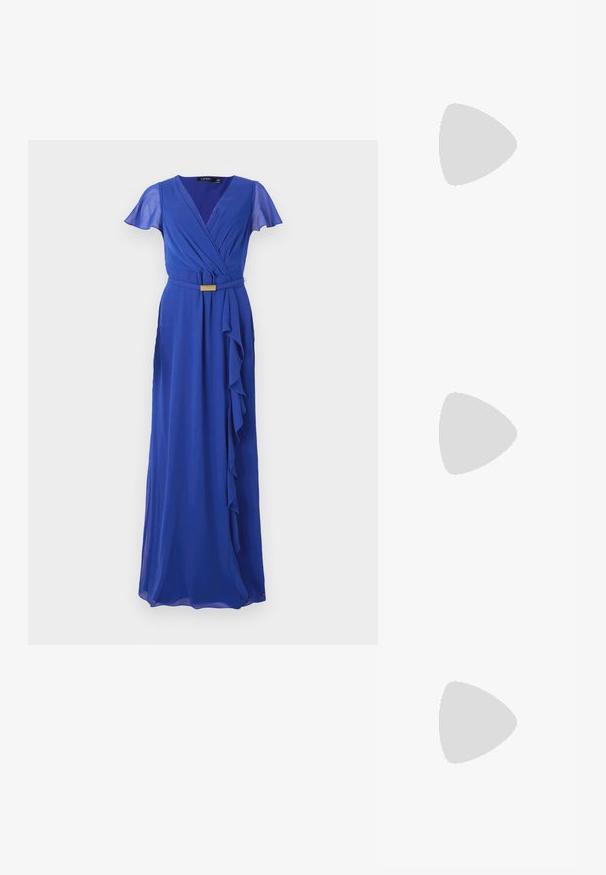 Vestido longo azul com decote em V, mangas curtas e onduladas, cintura cingida e um painel franzido de lado. Feito de um tecido fluido.; Salto slingback em patente preta com bico apontado, apresentando um padrão de pele de cobra texturizado, tira ajustável e um salto bloco curto e texturizado.; Bolsa de ombro em couro preto com dois bolsos frontais, fivelas douradas, fecho de zíper e uma alça fina. Superfície texturizada e forma retangular compacta.; Brincos em metal dourado com forma de arco alongado e curvado. Apresentam uma superfície lisa e brilhante, com uma ponta arredondada para um detalhe adicional.