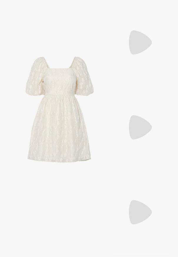 Hvit kjole med puffede ermer og firkantet utrigning, med teksturert blomsterbord og samlet midje, laget av lett stoff.; Gull, metallisk slingback-hæler med spiss tå og chunky hæl. Glatt tekstur, minimalistisk design og en smal stropp.; Svart lærveske med en buet form, avtagbar stropp og gullbeslag. Vesken har et klaff med spenne-detall.; Gullfarget metalløredobber med et elegant, buet design. Har en karakteristisk spiss form, polert overflate og hengsel-lukking.