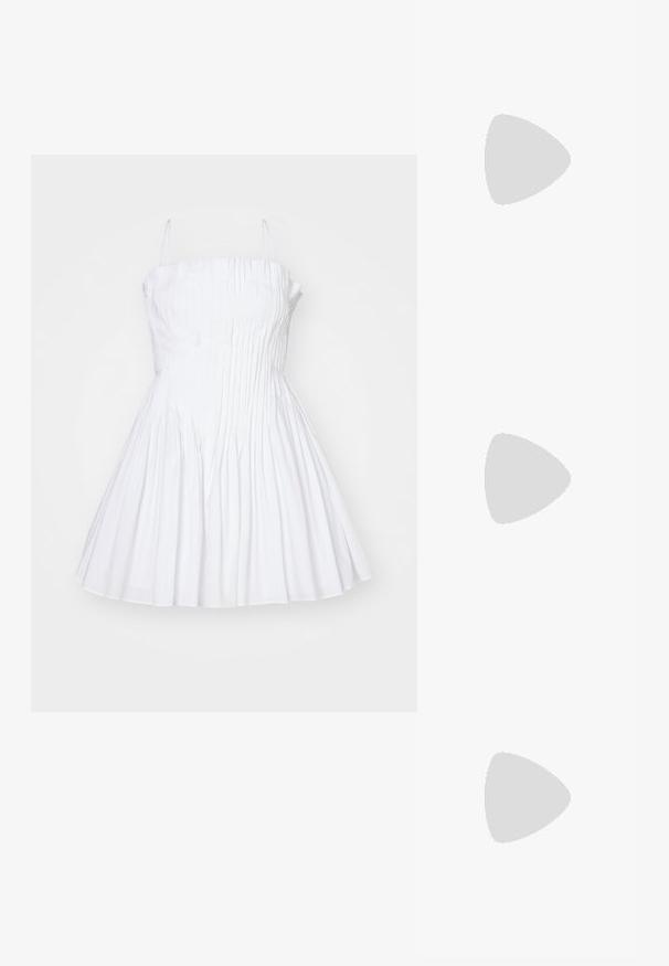 Hvid ærmeløs kjole med tætsiddende liv, plisseret struktur og flagrende nederdel. Tynde stropper og glat stof.; Sorte patent slingback højhælede sko med spidse tæer og en sølvspænde detaljeret ved hælen, der har en glat, blank overflade.; Gucci GG OVERSIZED SQUARE ACETATE SUNGLASSES - Solbriller - black/brown; Sort krokodillede læderhandbag med en struktureret design, top-håndtag, justerbar rem og et fremtrædende frontlogo.