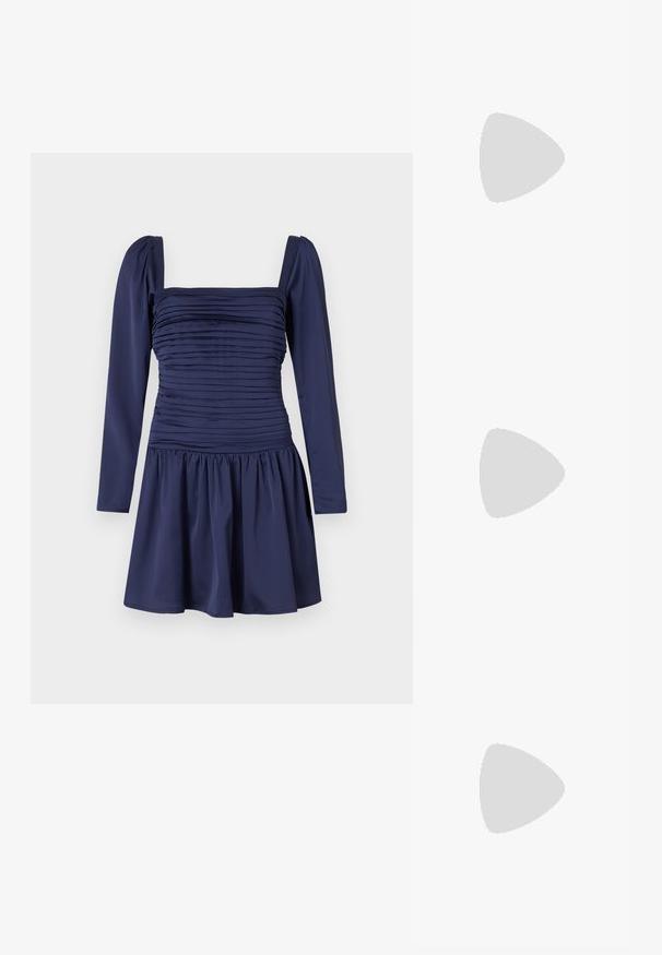 Robe bleu marine avec de longues manches bouffantes, buste froncé et jupe plissée. Tissu lisse avec un décolleté carré structuré.; Escarpin à talon aiguille en cuir verni noir avec un bout pointu, un talon bloc rectangulaire et des accents en métal doré.; Sac à main en cuir blanc avec une forme incurvée, une bandoulière ajustable et un petit détail de boucle. Le modèle porte une tenue noire ajustée.; Boucles d'oreilles dorées présentant des formes texturées et ondulées. Comprend des clips sculpturaux et un design de créoles ouvertes avec une finition martelée.