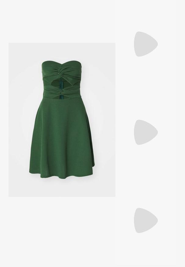 Bezramienkov dress v zelenej farbe s nariadeným živôtikom, výrezom v oblasti pásu, priliehavým strihom, rozšírenou sukňou a jemnou textúrou látky.; Čierne sandále na podpätku s viacerými prekríženými remienkami. Hladký materiál, špicatá špička a úzky podpätok. Nastaviteľný remienok okolo členka s prackou.; Čierna kožená clutch taška s klopou a zlatým kovovým detailom s prackou. Obsahuje čierny remienok a elegantný, minimalistický dizajn.; Strieborné kruhové náušnice s prúteným dizajnom, s lešteným povrchom a zapínaním na kolíček. Majú priemer približne 3 cm.