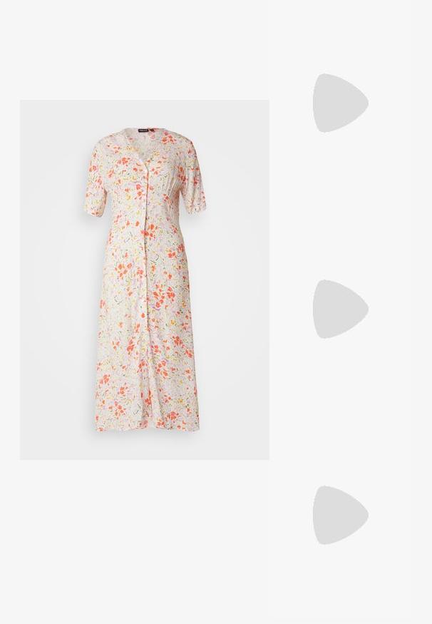 Rochie cu model floral în roz deschis, cu mâneci scurte, având un guler cu nasturi în față și accente de culori variate în portocalie, verde și mov.; Sandal cu toc înalt din piele patent neagră, cu vârf ascuțit, toc dreptunghiular și accesorii din metal aurii.; Geantă de piele albă cu o formă curbată, curea reglabilă și un detaliu mic cu cataramă. Modelul poartă o ținută neagră ajustată.; Cercei aurii cu forme texturate și ondulate. Include studs sculpturale cu clip și un design de cerc deschis cu un finisaj cioplit.