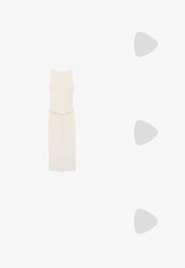 Mouwloze, knie-lange jurk in lichtcrème met een decoratieve riem met ronde versieringen op de taille. Eenvoudig en elegant ontwerp.; Beige leren blokhakpumps met een spitse neus, zwarte trim langs de opening en een dunne verstelbare slingbackriem met gouden hardware.; Crème leren handtas met een halve maan vorm, gouden hardware, zwarte accenten en een afneembare schouderband. Heeft een kettingdetail en label.; Witte parelketting met gelijkmatig grote parels, een gladde textuur en een zilveren sluiting met een verstelbare ketting voor het aanpassen van de lengte.
