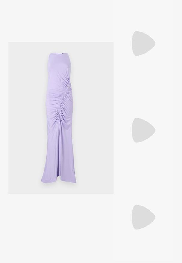 Patrizia Pepe DRESS - Proginė apranga - glam lilac; Juodos lakuotos odinės šlepetės su smailiu pirštu ir geometriniu bloko kulnu. Turi elegantišką, minimalistinį dizainą ir lygų paviršių.; Aukso metalinės rankinės su struktūrizuotu dizainu, lygaus paviršiaus ir reguliuojama dirželiu. Pasižymi unikaliu trikampiu pavidalu ir minimalizmu siuvinėjime.; Žalvariniai auskarai su apvaliu, padalintu dizainu, dekoruotu maža lapo detale; sklandi tekstūra su poliruotu paviršiumi.