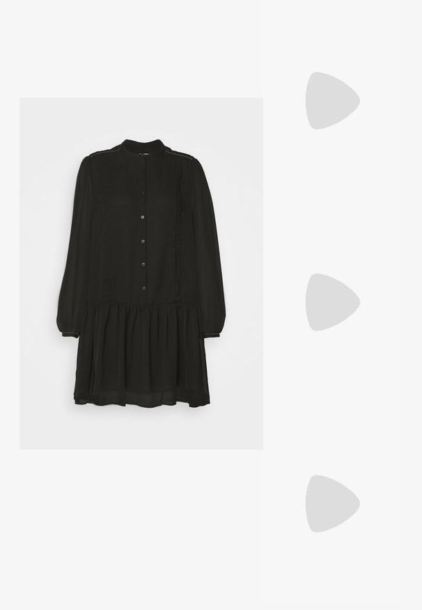 Črna obleka z dolgimi rokavi in gumbi spredaj, nabrana zasnova in nabran krilo. Ima subtilne detajle ob ramah.; Črne lakirane slingback pete s koničastim nosom in geometrijsko blokasto peto. Imajo eleganten, minimalističen dizajn in gladko teksturo.; Črna usnjena torbica s ukrivljeno obliko, z odstranljivo naramnico in zlatimi dodatki. Torbica ima pokrov s podrobnostmi v obliki zaponke.; Zlati prstan s organskim, zvitim dizajnom, gladko površino in taperiranimi konci, ki ustvarja modernega, skulpturalnega videza.