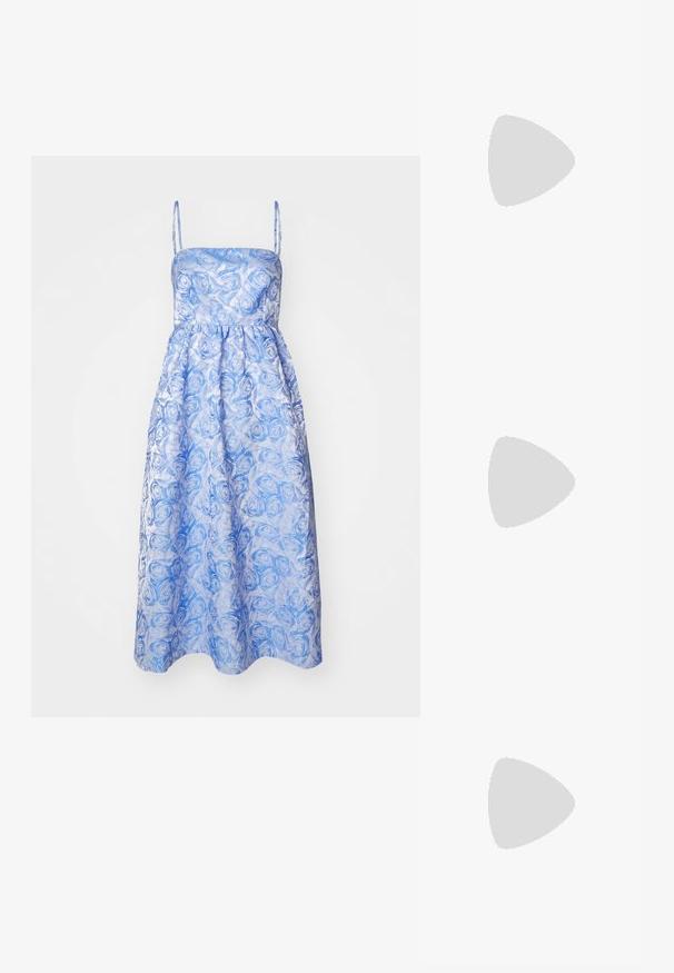 Baum und Pferdgarten ALVINA - Koktailové šaty/večierkové šaty - blue jacquard; Čierne kožené sandále na vysokom podpätku s popruhom okolo členka. Vlastnosti hladkého povrchu, otvorenej špičky a tenkého podpätku. Detail zlatého spony.; Čierna prešívaná kožená kabelka s naťahovacím vrchom, zlatým reťazovým popruhom a obdĺžnikovým tvarom, držaná pred jednoduchým pozadím.; Zlaté kruhové náušnice s hladkým, zaobleným dizajnom a lesklým povrchom. Náušnice majú kompaktný, hrubý tvar a bezšvíkovú sponu.