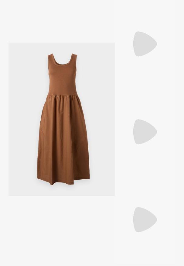 Brun ärmlös klänning med en åtsittande överdel och en flödande, samlad kjol. Tillverkad av mjukt tyg, den har en rund halsringning och en medellång design.; Ljust rosa slingback-lägenheter med spetsig tå, tillverkade av ett slätt läderliknande material. Har utskurna detaljer på sidorna och en platt häl.; Beige tote-väska med platta handtag, slät yta och guldfärgad detalj, i kombination med en matchande kviltad clutch med kedjesnodd.; Guldtonade örhängen i set bestående av tre par: strukturerade ovala stiftörhängen, vågiga designstift och stora hängande örhängen med lager av räfflor.