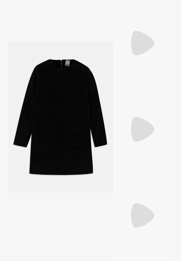 Musta corduroy-mekko, jossa on pitkät hihat, korkea kaula-aukko ja kaksi etutaskua. Mekossa on takana vetoketju ja teksturoitu kangas.; Mustat nahkakengät, joissa on avoin varvas, litteä pohja ja koristeellinen kultainen yksityiskohta yläosassa. Sileä pinta yksinkertaisella suunnittelulla.; Mustakvadratisti nahkakäsine, jossa on kerätty yläosa, kultaketjuolkaimet ja suorakaiteen muotoinen rakenne, pidettyä yksinkertaista taustaa vasten.; Vihreät akryyliset rengaskorvikset, joissa on kahdeksankulmainen muoto ja faacettiset reunat, varustettuna metallilukolla kiinnittämistä varten.