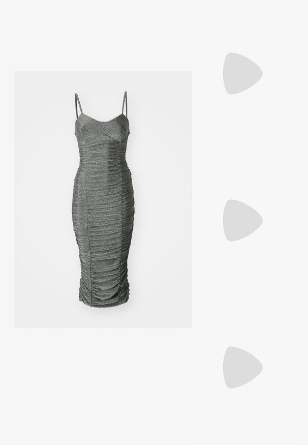 Vestito grigio aderente con texture arricciata, spalline regolabili e silhouette a matita. Realizzato in un tessuto luccicante ed elastico.; Scarpa slingback in vernice nera con punta affusolata, cinturini alla caviglia con fibbie in argento e accessori, e tacco sottile.; Borsa a tracolla nera in pelle con una forma curva, manico rimovibile e accessori dorati. La borsa presenta una patta con un dettaglio a fibbia.; Orecchini a cerchio d'oro con un design attorcigliato, caratterizzati da superfici strutturate e una piccola chiusura a scatto. Il diametro è di circa cinque centimetri.