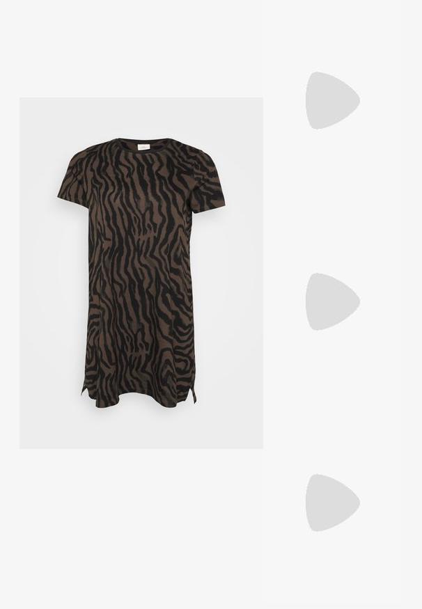 Vestido de mangas curtas com um padrão de riscas de tigre em castanho e preto, com aberturas laterais na bainha, exposto sobre um fundo branco liso.; Sandy em verniz preto com salto slingback, ponta afilada e salto geométrico. Apresenta um design elegante e minimalista com textura suave.; Óculos tortoiseshell castanhos com lentes ovais, hastes finas e acabamentos transparentes. Apresenta um logótipo subtil na têmpora. Design elegante e leve.; Bolsa de couro preta com forma curva, alça destacável e detalhes em dourado. A bolsa possui uma aba com detalhe de fivela.