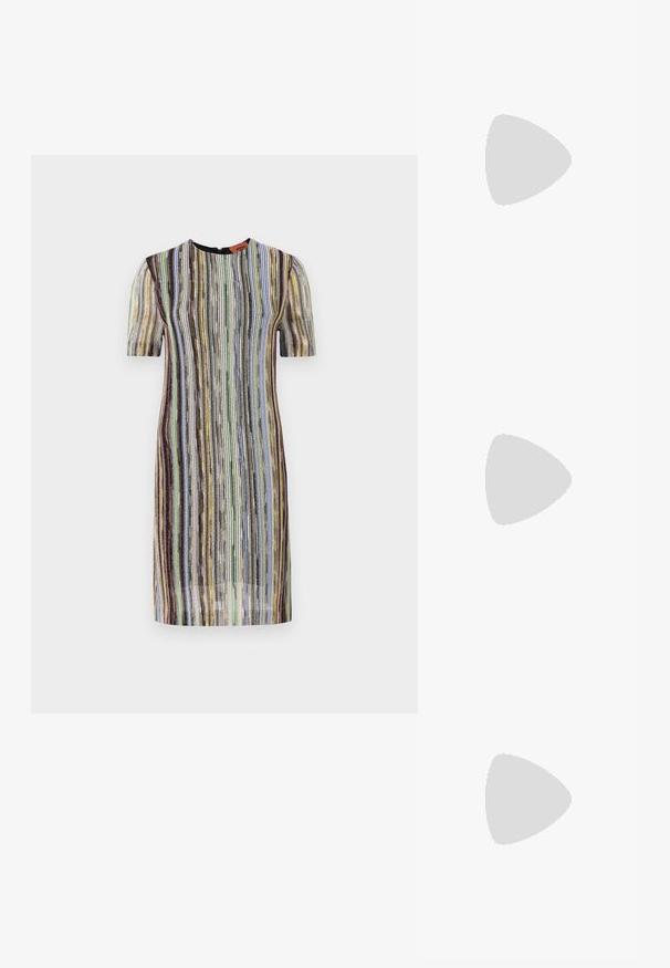 Rochie tricotată cu mâneci scurte, având dungi verticale în nuanțe de albastru, verde, galben și maro. Decolteu rotund cu fermoar la spate.; Pantofi cu toc slingback negri din patent, cu vârf ascuțit, cu imprimeu de șarpe texturat, curea ajustabilă și toc scurt texturat.; Geantă neagră din piele, tip crossbody, cu două buzunare frontale, catarame aurii, închidere cu fermoar și o curea subțire. Suprafață texturată și formă rectangulară compactă.; Cercei din metal auriu, cu un design curbat și alungit. Au o suprafață netedă și strălucitoare, cu un vârf rotunjit pentru un detaliu suplimentar.