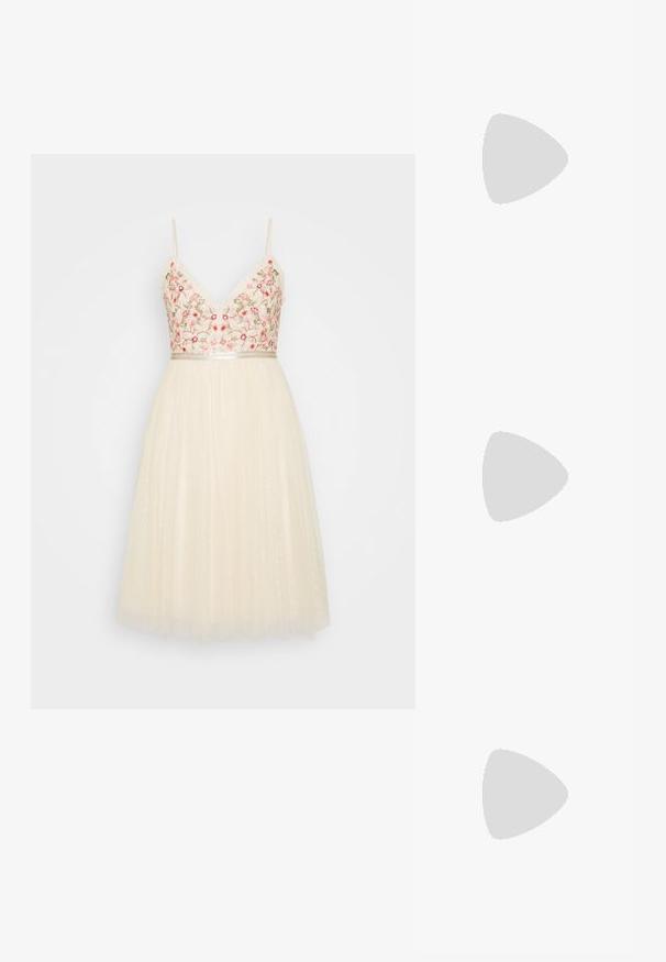 Needle & Thread ELSIE CAMI MIDI DRESS - Vestido de cocktail / Vestido de festa - champagne; Shoe de verniz nude com biqueira pontuda, tirante no tornozelo e tacão agulha, apresentando uma textura suave e design minimalista.; Bolsa bege trançada com uma alça curva, superfície texturizada e detalhe de franjas castanhas. Apresenta um formato descontraído e estilo hobo.; Par de brincos irregulares em forma oval, feitos de metal dourado, com uma superfície texturizada e ligeiramente martelada, sobre um fundo branco.