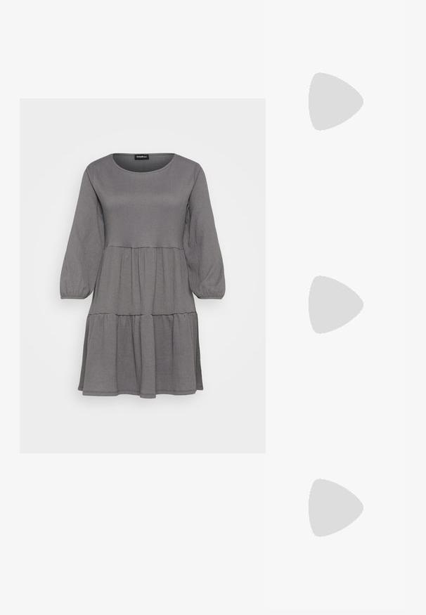 Even&Odd Petite Obleka iz džersija - grey; Črne usnjene visokotlačne čevlje s koničastim nosom, ukrivljeno obliko in ozkim 5 cm peto. Gladka tekstura z minimalnimi okraski.; Črne sončne očala s pravokotnimi okvirji, mat površino, temnimi lečami in rahlo ukrivljenimi ročaji. Diskretna logotipna oznaka na enem ročaju.; Srebrni uhani na obroč z zvezdastim obeskom, ki ima v sredini kamenček; vključuje tudi drugi par enostavnih srebrnih obročev.