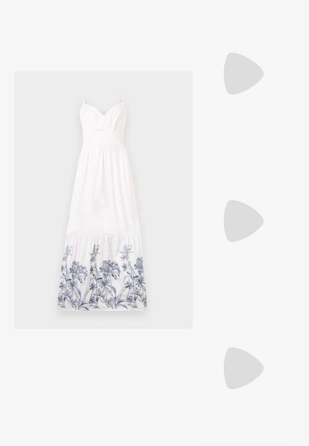 Hvit bomulls maxi-kjole med tettsittende liv og spagettistropper. Har blå blomsterbroderi langs kanten og volangskjørt.; Svart høyglans sandaler med hæl, firkantet tå, ankelremmer og sølvspenner. Har en kraftig blokkhæl for stabilitet.; Svart lærveske med en rund form, tykt håndtak og en sølvkjede-rem. Glatt tekstur med en lett glans.; Sølv dråpeøreringer med firkantet studs, med en glatt, polert overflate og en tåreformet design som reflekterer lys med en blank overflate.