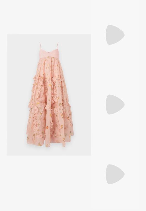 Robe rose à volants avec bretelles spaghetti, fabriquée dans un tissu léger et ornée d'un motif imprimé de la vie marine et de coquillages.; Baskets en cuir blanc, design bas, avec une texture lisse, bout rond, lacets à l'avant et un petit logo brodé sur le côté.; Sac seau en cuir noir avec une finition texturée, accents en matériel doré et une ouverture en haut. Il dispose d'une courte poignée et d'une sangle d'épaule réglable.; Boucles d'oreilles avec clou en métal doré et design torsadé. Chaque boucle d'oreille est dotée d'un arrière transparent circulaire pour un port sécurisé.