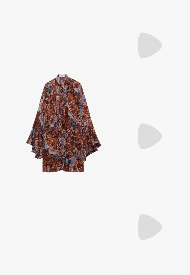 Mango Dnevna obleka - brown; Burgundska usnjena čevlja s peto, ostra konica, gladka tekstura in tanka stiletto peta. Eleganten silhueta z minimalnimi oblikovalskimi podrobnostmi.; Svetlo rjavkaste kvadratne sončne očala s sivimi lečami, ki imajo prozoren okvir in elegantne, ukrivljene ročke z diskretnimi poudarki.; Bela kuvertna torbica iz gladke usnje z srebrnim verižnim trakcem in kovinskim naglasnim trakom spredaj. Minimalistična zasnova in trikotna oblika.