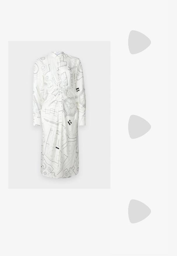 Rochie albă cu modele geometrice negre, cu mâneci lungi, guler și închidere cu butoane. Material moale cu textură netedă. Proiectată cu talie strânsă.; Cizme negre din piele cu guler până la gleznă, având vârf ascuțit și toc bloc, asortate cu pantaloni argintii strălucitori, evidențiind texturi elegante și culori contrastante.; Ochelari de soare din țiglă cu lentile ovale alungite, nuanță maro, accente cu logo auriu pe brațele laterale și brațe negre elegante.; Geantă din piele neagră în stil bucket, cu un finisaj texturat, accente din metal auriu și un compartiment deschis. Dispune de o mânere scurtă și un curea de umăr ajustabilă.