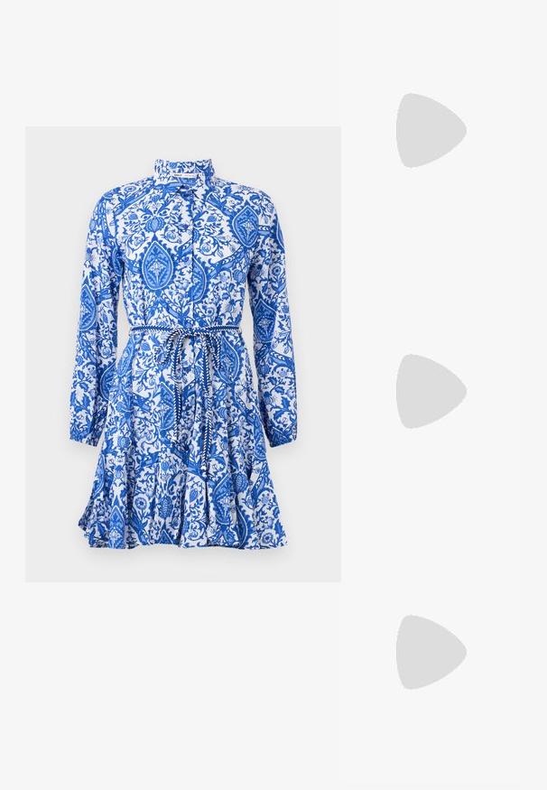Vestido azul y blanco con estampado, de mangas largas, cuello, cierre de botones y cinturón en la cintura. Presenta un diseño floral y de paisley.; Zapato de tacón alto con punta afilada en una combinación de colores plateado, dorado y nude. Acabado brillante con diseño recortado, que presenta un tacón de aguja.; Bolsa de pouch metálica plateada con una forma suave y redondeada y un cierre en la parte superior con un nudo. Hecha de un material de imitación de cuero suave.; Pendientes de aro de plata con diseño retorcido, que presentan un acabado pulido y cierre de presión. Miden aproximadamente 3 cm de diámetro.