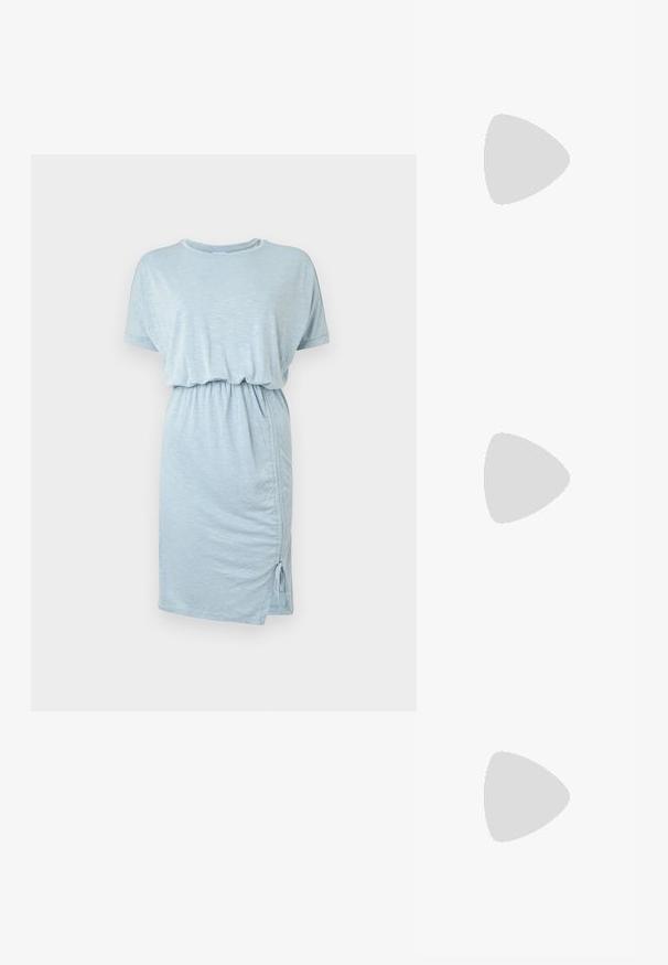 Rochie scurtă de culoare albastru deschis, cu mâneci scurte, cu talie elastică și detaliu strâns pe laterale, fabricată dintr-un material moale și texturat.; Pantof cu toc negru din piele, cu vârf ascuțit și toc mic pătrat. Dispune de o curea la gleznă cu o cataramă în tonuri de aur. Textură netedă.; Ochelari de vedere cu rame pătrate din plastic transparent, dotate cu lentile translucide și accente aurii pe temple pentru un detaliu suplimentar.; Genți negre cu o formă structurată, textură netedă și un închizător metalic. Asortată cu pantaloni negri largi și sandale cu vârf deschis pe un podea din lemn.