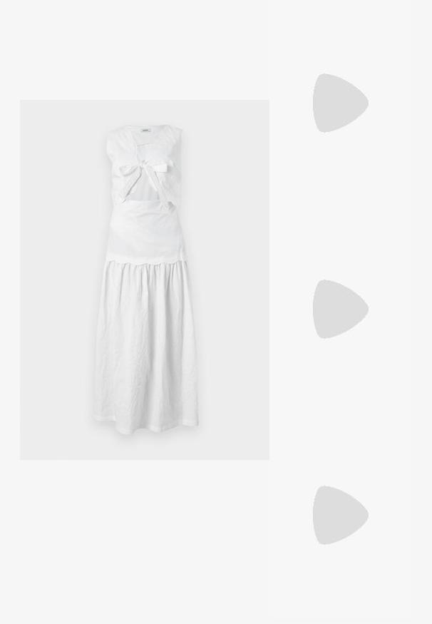 sandro ROBE - Freizeitkleid - off white; Schwarze Wildlederschlupfschuhe mit einer spitzen Zehe und einer kleinen dekorativen Schleife auf dem Vorderblatt, mit einer flachen Sohle und offener Ferse.; Runde Sonnenbrillen mit dunklen Gläsern, dünnem goldfarbenem Metallrahmen, Kunststoff-Tempelenden und verstellbaren Nasenpads. Minimalistisches Design mit klassischem Look.; Stroh-Handtasche mit einem breiten, fächerförmigen Design, schwarzen Ledergriffen und schwarzen floralen Akzenten auf einer Seite.