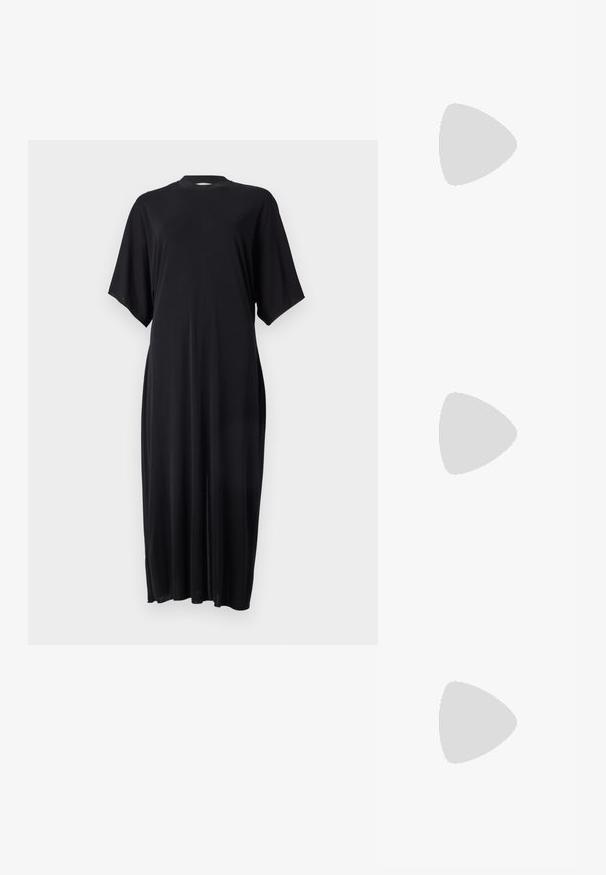 Vestido preto de mangas curtas feito de um tecido suave, com uma silhueta reta e um decote alto, apresentando fendas laterais para facilitar o movimento.; T-shirt de manga curta branca feita de tecido canelado. Decote redondo, ajuste regular e detalhes de costura subtis. Sem padrões ou gráficos.; Bailarina preta em pele com bico arredondado, textura suave, detalhe de costura minimalista e design de sola flexível.; Bolsa de couro castanho com fecho de aba, decoração em tom dourado, alça de ombro e textura suave. Formato retangular compacto.