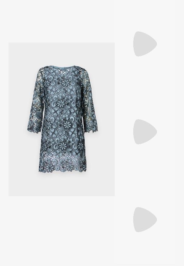 Blå spetsklänning med trekvartsärmar, blommönster, vågig fåll och rund halsringning. Genomskinligt tyg med texturkontrast.; Svarta högklackade sandaler har tunna remmar med en knuten design, en slät fyrkantig tå och en smal stilettklack.; Ljusgrå metallisk handväska med kedjestropp, prydd med små cirkulära metallnitar och en triangulär logotyp.; Silverfärgade hängande örhängen med en slät, blänkande yta. Rundad form, lätt design, med ett stift- och bakstängning.