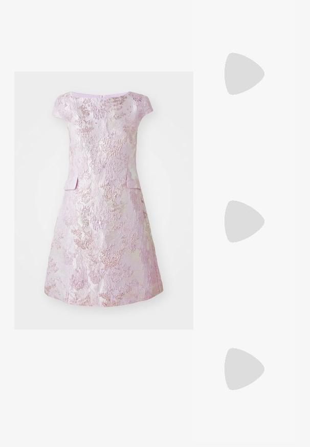 Marc Cain Cocktail φόρεμα / Φόρεμα για πάρτι - deep lavender; Μαύρες ψηλοτάκουνες σανδάλες με λεπτές λωρίδες και σχέδιο με κόμπους, λείο τετράγωνο μπροστινό μέρος και κομψό τακούνι στιλέτο.; Ανοικτό γκρι μεταλλική τσάντα χειρός με αλυσίδα, διακοσμημένη με μικρούς κυκλικούς μεταλλικούς στύλους και ένα τριγωνικό λογότυπο της μάρκας.; Ασημένια σκουλαρίκια κρίκοι με λεία, λαμπερή φινίρισμα. Στρογγυλό σχήμα, ελαφρύ σχέδιο, με κλείσιμο τύπου πίσω.