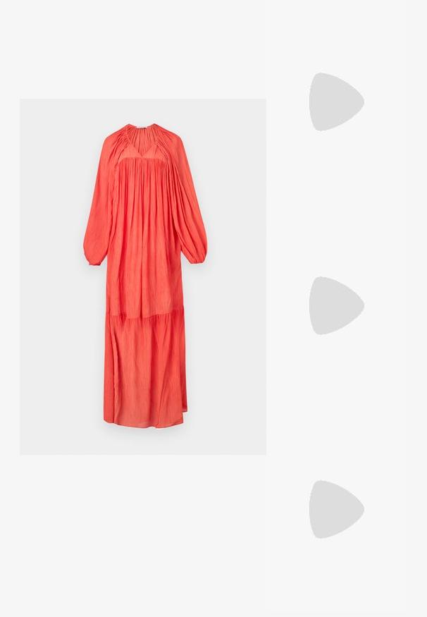 Pika, korallivärvi kleit, millel on volditud tekstuur, V-kujuline kaelus ja puhvse varrukad, lisaks kihiline äär, et anda mahtu.; Must must sandaalid, millel on õhukesed rihmad, madal plokknina ja ruudukujuline varvas. Omab kinnitust nahkel ja sile pind.; Mustmust kott poolkuu kuju, tekstuurse pinnaga, kuldne tõmblukk ja lame rihm. Kompaktne disain, mis sobib igapäevaste essementide jaoks.; Kuldmetallist kõrvarõngad, millel on lihtne ümmargune kuju, sile pind ja keskel poleeritud riba. Diameeter on umbes 1 cm.