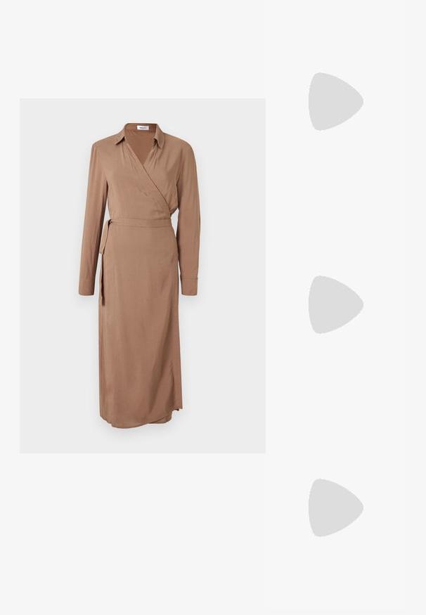 Lång, brun omslagklänning i mjukt tyg, med krage, långa ärmar, knytmidja och en sidoklyvning för en extra design.; Spetsig tå högklackad sko med en färgpalett av silver, guld och nude. Glansig yta med utskärningsdesign, utrustad med en stilettklack.; Silverfärgad metallisk påse med en mjuk, rundad form och en knutstängning upptill. Tillverkad av ett mjukt material i konstläder.; Silverfärgade hoopörhängen med en minimalistisk design. Cirkulär form, slät yta och tunn profil. Lätta med en polerad finish.