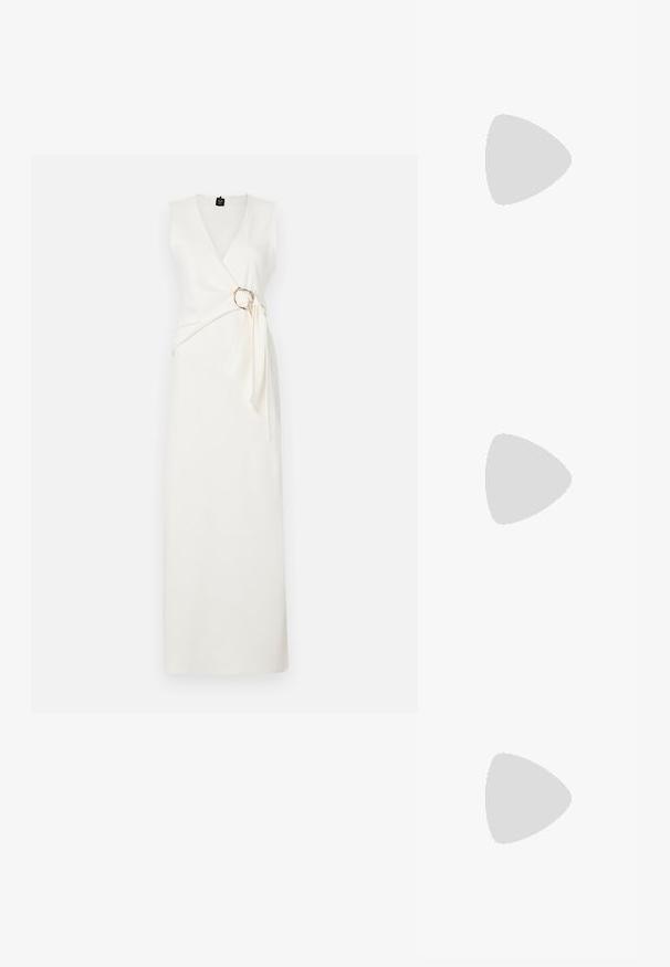 Hvit ermeløs kjole med dyp V-hals, innpakket design, sideløfting, og en gyllen sirkulær detalj i midjen. Glatt tekstur.; Sort skinn kittenhel med spiss sølv tåhette og doble spenne-stropper på hvit bakgrunn.; Svart skinn crossbody veske med to frontlommer, gyldne spenner, glidelåslukking og en slank stropp. Teksturert overflate og kompakt rektangulær form.; Sølv hoop øredobber har et jevnt, avrundet design med en tynn profil og sikker lås. Minimalistisk stil med en polert finish.