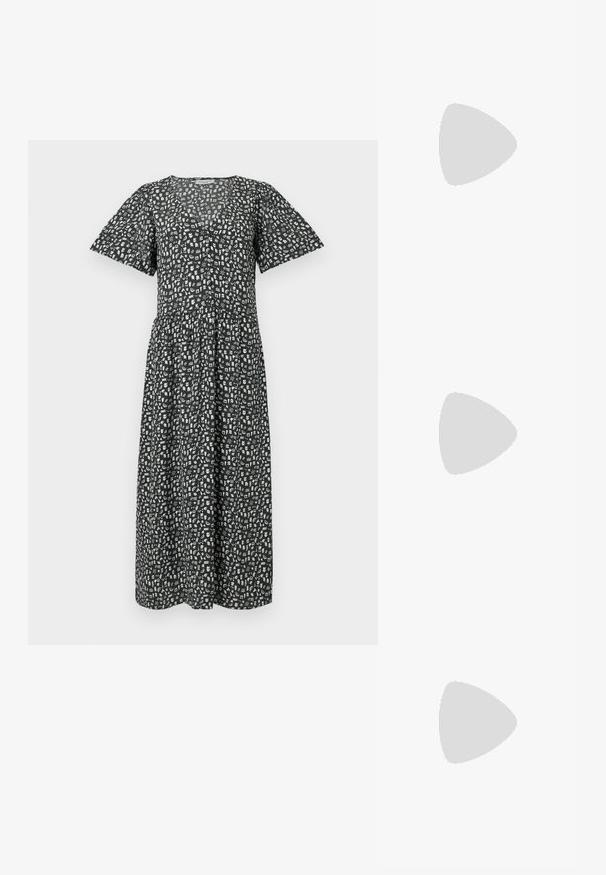 Černé midi šaty s krátkými volánovými rukávy, zdobené bílým abstraktním vzorem, s výstřihem do V a nabíraným pasem pro pohodlný střih.; Černé lakované lodičky s otevřenou patou, špičatou špičkou, zaobleným střihem a blokovým podpatkem. Zdobené akcentem v zlatém tónu.; Černé oversized sluneční brýle se gradientními skly, silnými rámy a zlatými řetízkovými detaily na nožičkách.; Černá kabelka se strukturovaným tvarem, hladkým povrchem a kovovým uzávěrem. Kombinována s širokými černými kalhotami a sandály s otevřenou špičkou na dřevěné podlaze.