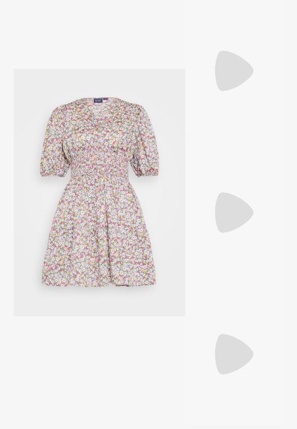 GAP PUFF MINI - Rochie de zi - pink; Pantofii slingback din piele lăcuită neagră, cu vârf ascuțit, bretele pentru gleznă cu catarame și accesorii din argint, și un toc subțire.; Geantă din piele neagră, cu o formă curbată, curea detașabilă și accesorii aurii. Geanta are un capac cu un detaliu tip cataramă.; Trei perechi de cercei: cercei cu perle albe mari, cercei tip cerc din aur cu pietre clare și două cercei lungi, drepți, din aur cu detalii strălucitoare.