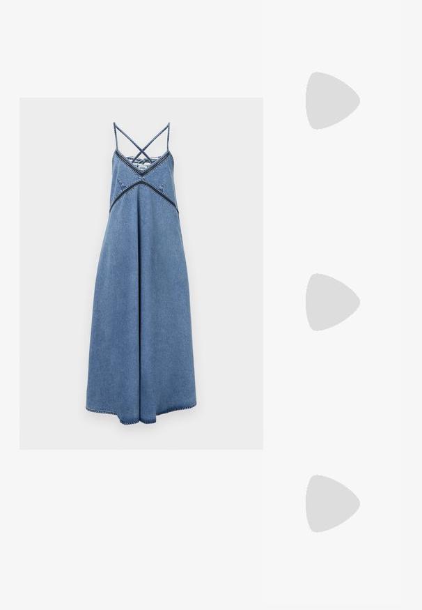 Denimkjole med løs passform, med justerbare kryssreimer, rund halsutringning og en hem som flares litt. Blå farge med sømdetaljer.; Svart spiss tå slingback-sko med lav hæl, laget av jevnt skinnmateriale og med utskåret design på siden for pusteevne.; Svart skinnhåndveske med buet form, smal håndtak, sølvfarge glidelås og Calvin Klein-logoen på forsiden. Glatt tekstur og minimalistisk design.; Gulltonede hoop-øreringen med en halvmåneform, polert overflate og hengsel-lukking. Glatt tekstur og reflekterende finish øker synligheten.