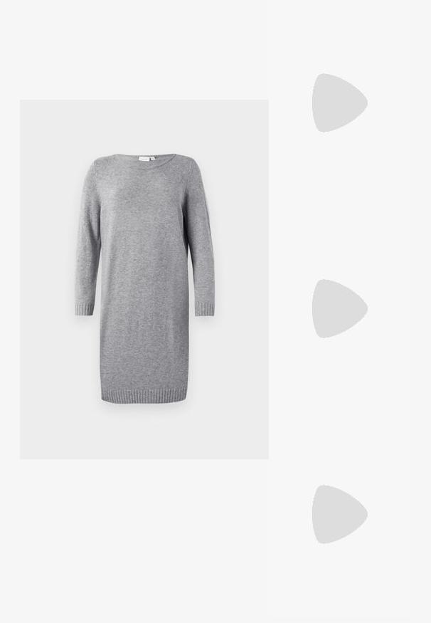 Grå strikket kjole med rund hals, lange ermer og ribbede mansjetter. myk tekstur, knelang design, minimalistsk stil.; Brune skinncowboystøvler med spiss tå og blokkhelt, med detaljerte sømmer og hevede detaljer på skaftet.; Liten kremfarget håndveske med teksturert overflate, lang justerbar stropp, kjedeakenter og klaffelukking. Detaljer i gullfarge.; Sølv hoops øredobber med en tvistet design, som har en polert finish og bakstøtte. Mål omtrent 3 cm i diameter.