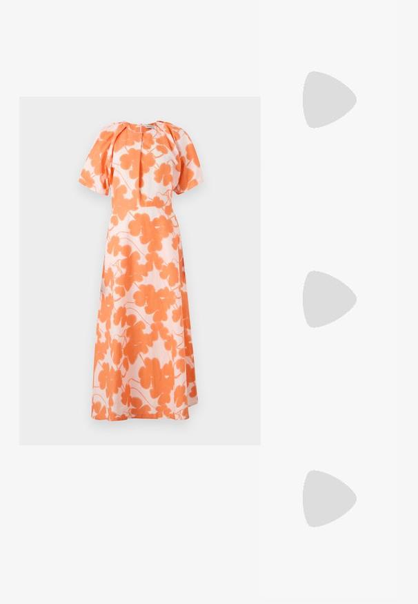 Maxi sukienka z miękkiego materiału, z pomarańczowym kwiatowym wzorem na jasnym tle, krótkimi bufkami i dopasowaną górą z dekoltem w kształcie łezki.; Czarne skórzane szpilki typu slingback z ostrym noskiem, posiadające smukły obcas i złoty akcent na regulowanym pasku. Gładka tekstura.; Czarna skórzana torebka o strukturalnym designie, z przyciętą formą, górnym uchwytem i złotymi akcentami. W zestawie regulowany pasek na ramię.; Srebrne kolczyki-hoop o gładkim, zakrzywionym designie. Posiadają błyszczące metaliczne wykończenie i zapięcie na sztyft. Brak widocznych wzorów lub akcentów.