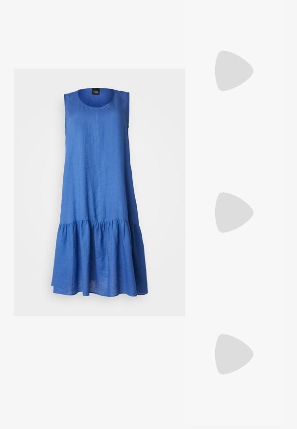 Persona by Marina Rinaldi RAME - Dnevna obleka - avio; Srebrna slingback visoka peta čevlja s špičastim nosom, metalnim finišem, dvema dekorativnima trakama in tanko peto z črnim vrhom.; Črna usnjena torbica z gladko teksturo. Ima nastavljiv trak in eleganten, minimalističen dizajn z zadrgo.; Srebrn dvojni prstan z gladko, polirano površino. Ima tekoč, ukrivljen dizajn z prekrivajočimi se sekcijami za sodoben videz.