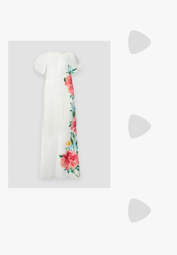 Weißes Blumenkleid mit kurzen Ärmeln, das auf einer Seite ein buntes Blumendesign in Pink, Blau und Grün zeigt. Glattes Material, gerade Form.; Weiße Slingback-Absätze mit spitzer Zehenpartie, glattem Obermaterial, niedrigem Blockabsatz und seitlichem Ausschnitt-Design mit verstellbarem Schnallenriemen.; Runde Sonnenbrillen mit dunklen Gläsern und goldenen Rahmen. Das Modell trägt eine hellblaue, gerippte Strickjacke mit Knöpfen und weißen Kontrastärmeln.; Michael Kors Clutch in beige beschichtetem Canvas mit einem wiederholten MK-Logo-Muster, goldfarbener hardware und einem abnehmbaren Kettenriemen.