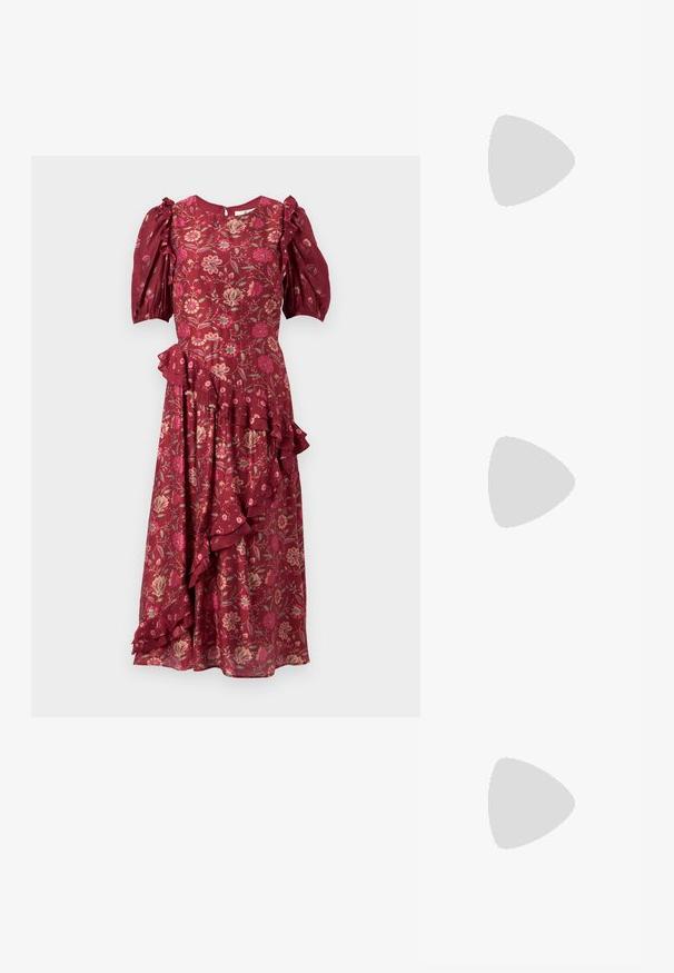 Vestido arrugado hasta la rodilla en tela burdeos con patrones florales. Presenta mangas abullonadas y un detalle de volantes asimétrico en el costado.; Bailarina de piel negra con punta redondeada, textura suave, detalle de costura minimalista y diseño de suela flexible.; Bolso negro de cuero en forma de media luna con un acento de hardware dorado, con cierre de cremallera. Llevado cruzado sobre un suéter gris.; Pendientes de botón en tono dorado con un diseño retorcido. Cada pendiente cuenta con un respaldo circular transparente para una sujeción segura.