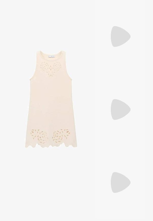 Abito senza maniche color crema con design a fiori intagliato sul petto e orlo scallop. Realizzato in tessuto leggero, dalla texture liscia.; Sandal senza tacco con tomaia in tessuto intrecciato beige, punta aperta e suola intermedia curva in legno. Il design presenta una superficie liscia e una forma minimalista.; Occhiali da sole a forma di cat-eye con montatura tartarugata e lenti marroni, dotati di una struttura in plastica liscia e lucida e un design elegante. Senza loghi o dettagli visibili.; Borsa a tracolla verde in pelle con forma strutturata, hardware dorato, manico superiore e tracolla a catena rimovibile. Superficie testurizzata con chiusura a patta.; Clip per capelli con base bianca, accenti dorati e sei decorazioni simili a perle. Presenta denti curvi e ondulati per una presa sicura.