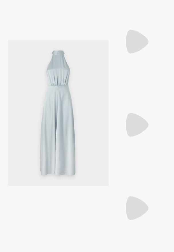 Šviesiai mėlynas halterio stiliaus šokinėjimo kostiumas, pagamintas iš lygaus audinio, turintis prigludusį liemenį ir plačius kelnes, suteikiančias sulygintą siluetą.; Juodos aukštakulnės sandalai pasižymi plonyčiais dirželiais su mazgo dizainu, lygiu kvadratiniu pirštu ir elegantišku stiletto kulnu.; Šviesiai pilka metalinė rankinė su grandinėlės dirželiu, papuošta mažais apvaliais metaliniais smeigėmis ir trikampiu prekės ženklu.; Sidabrinės auskarai žiedai su lygiu, blizgiu paviršiumi. Suapvalinta forma, lengvas dizainas, su uždarymu ant smeigtuko.