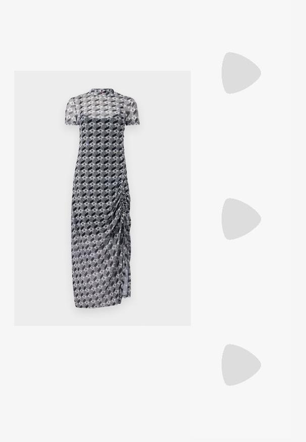 Robe légère à manches courtes avec un motif géométrique noir et blanc. Présente des fronces sur un côté et une silhouette droite.; Des sandales noires à talons hauts avec des fines lanières au design noué, un bout carré lisse et un talon aiguille élégant.; Sac à main en métal gris clair avec une bandoulière en chaîne, orné de petits clous métalliques ronds et d'un logo de marque triangulaire.; Boucles d'oreilles en argent avec une finition lisse et brillante. Forme arrondie, conception légère, avec un fermoir à tige.