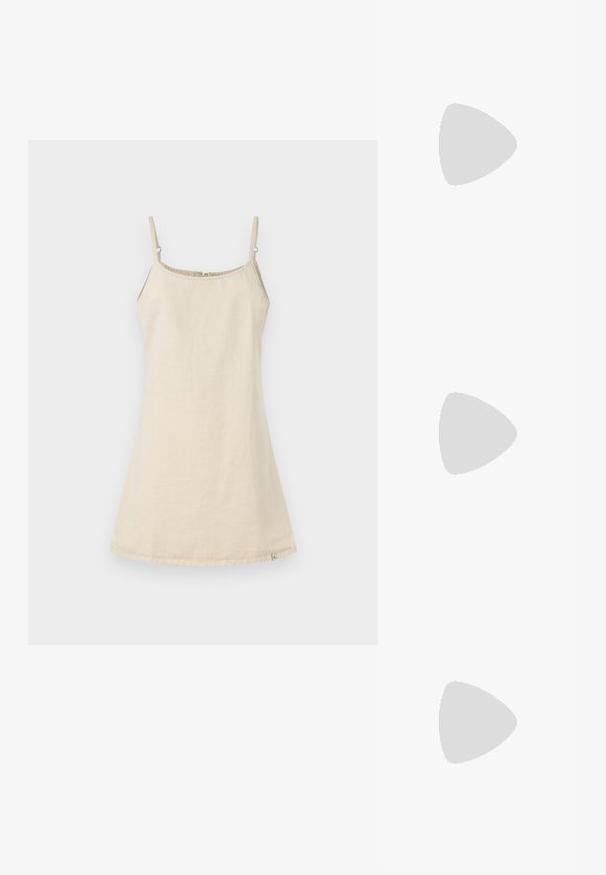 Beige, ermeløs kjole med justerbare spaghetti-stropper, rett utringning og utvidet bunn. Laget av et mykt, pustende stoff.; Sorte lærreim hæler med spiss tå, som har en slank hæl og en gullfarget detalj på den justerbare stroppen. Glatt tekstur.; Sort lærveske med en strukturert design, som har en avkortet form, topphåndtak og detaljer i gull. Justerbar skulderstropp inkludert.; Sølv hoop øredobber med en glatt overflate og en rad med små klare steiner langs bunnen, med en post-back lukking.