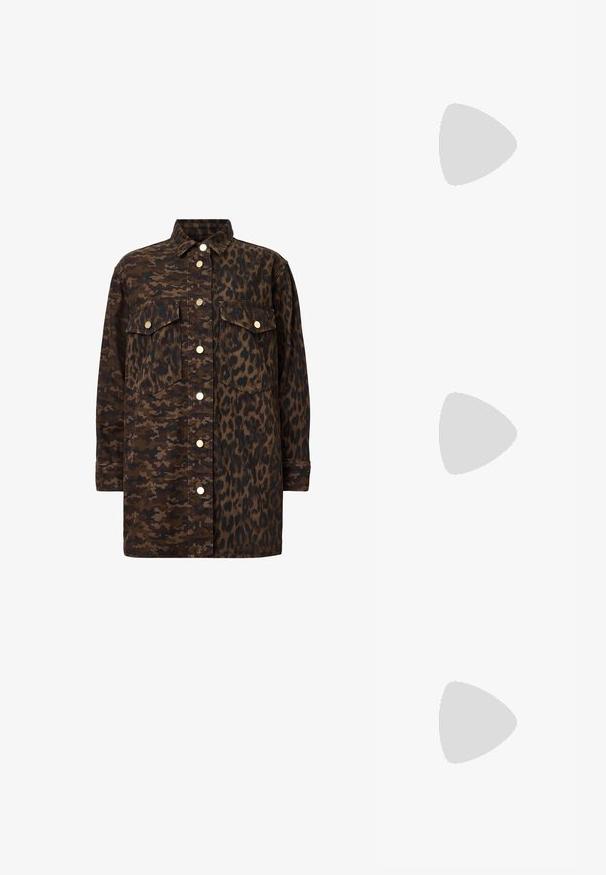 Camicia con bottoni che presenta due fantasie di tessuto: camuffamento da un lato e stampa leopardata dall'altro. Toni marroni con accessori in metallo dorato.; Sandal con tacco alto nero con dettagli frangiati, cinturino alla caviglia con hardware dorato, punta quadrata piatta e due cinture incrociate sulla tomaia.; Borsa tote in suede marrone con manici in pelle nera, caratterizzata da una forma ampia e morbida e un design minimalista, tenuta da una persona in pantaloni marroni.; Orecchini a cerchio color oro con un design liscio e curvo. Realizzati in metallo, presentano una finitura elegante e una chiusura a perno.