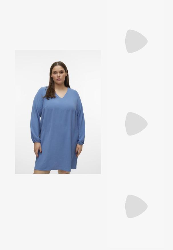 Blå V-halskjole med lange, ballongærmer og samlede manchetter; lavet af letvægts, tekstureret stof; falder over midt-lår.; Sorte sandaler med stropper, firkantet tå og lav blokk hæl. Har flere tynne stropper og en justerbar ankelstropp. Laget av glatt lær.; Svart lær crossbody-veske med glatt tekstur, rektangulær form og metallkjede detaljer på framsiden. Justerbar stroppe inkludert.; Sølv dråpeøreringer med firkantet studs, med en glatt, polert overflate og en tåreformet design som reflekterer lys med en blank overflate.