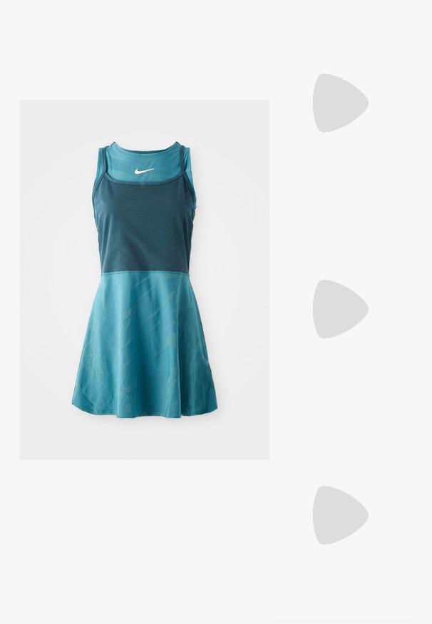 Bezrukávové sportovní šaty Nike v tyrkysové a tmavě modré barvě s přiléhavým korzetem a rozšířenou sukni, na hrudi je bílé logo Nike swoosh.; Bílá bavlněná tričko s grafickým motivem červeného a žlutého auta a nápisem "LMQ 95". Krátké rukávy, uvolněný střih, kulatý výstřih.; Růžové lakované kožené sandály na vysokém podpatku s blokovým podpatkem, otevřenou špičkou a nastavitelným páskem kolem kotníku, s hladkým, lesklým povrchem.; Burgundská kožená kabelka s křivkovým tvarem. Obsahuje zlaté kovové doplňky a strukturovaný povrch, nošená přes černý, žebrovaný top s dlouhým rukávem.